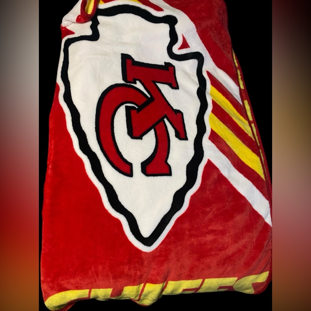NFL Kansas City Chiefs Super Soft Royal Plush Throw Blanket 60"x 47”
EUC - Picture 3 of 6